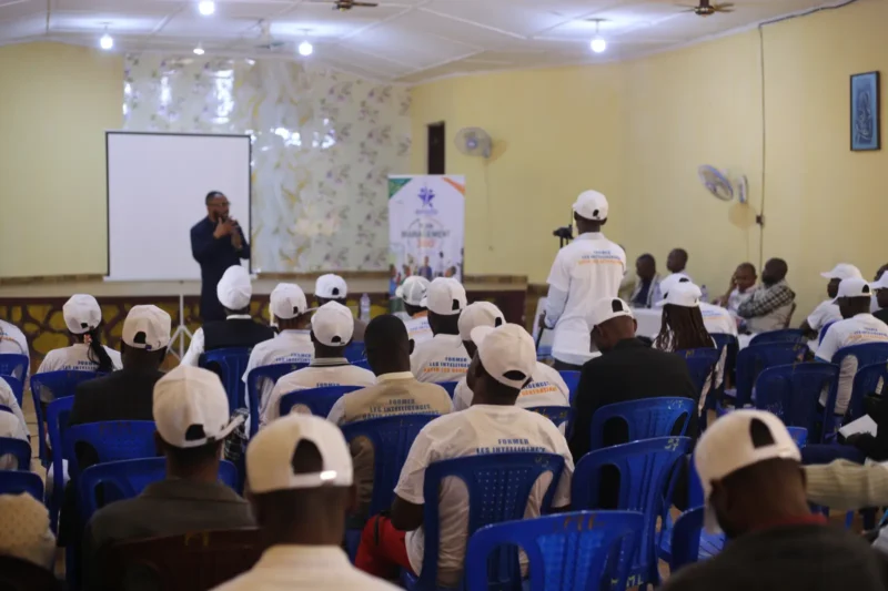 Participants réunis dans la salle de formation
