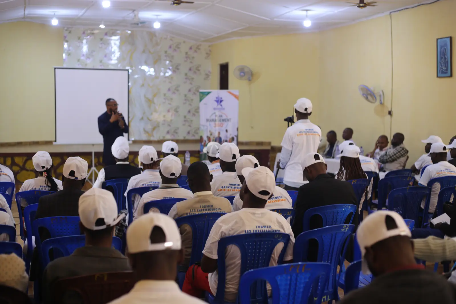 Participants réunis dans la salle de formation